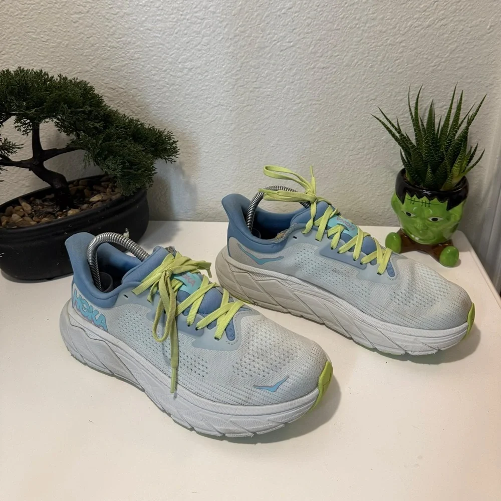 Hoka women size 8.5 Arahi 7 Athletic Shoes in Light Blue and Lime - Picture 4 of 8